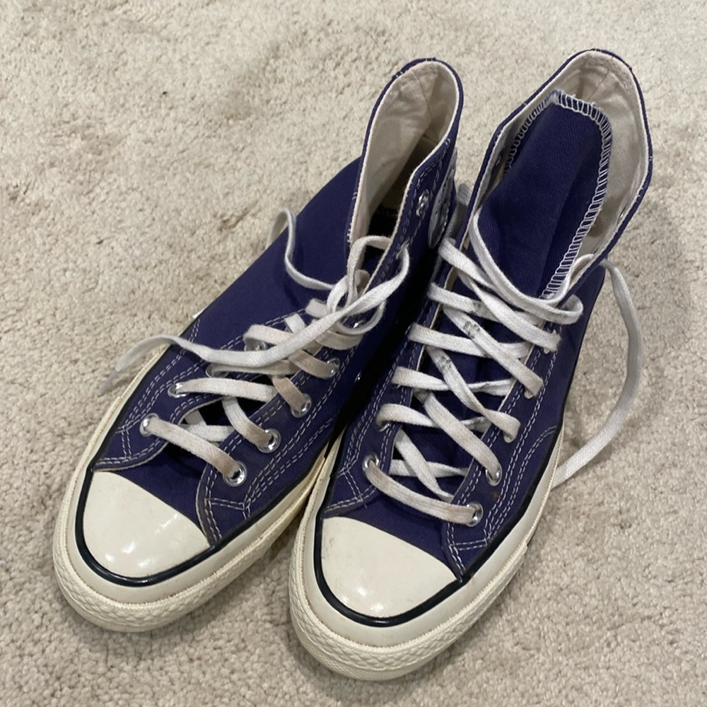 Chuck Taylor in vintage blue size 9 women’s. Only worn 1 time. Practically new.